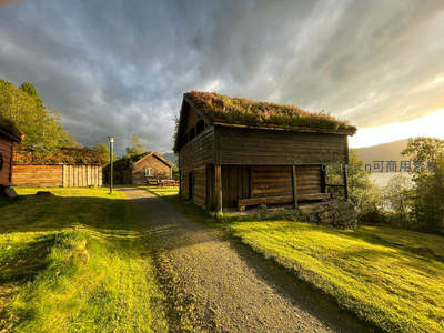 北欧风格草顶木屋沐浴在黄昏霞光中