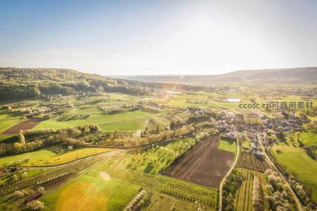 阳光普照田园小镇，生机盎然