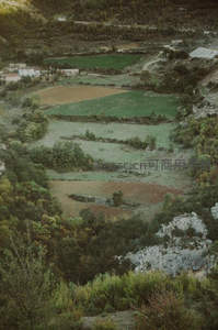 山谷梯田与村落的宁静航拍景象