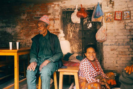 屋内老者与妇人闲坐