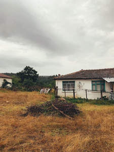 乡野老屋与枯草堆的宁静秋日