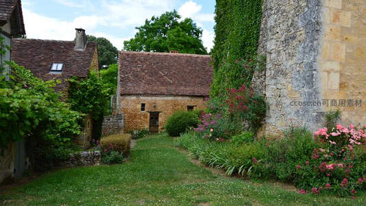 石墙古宅庭院繁花似锦春意浓