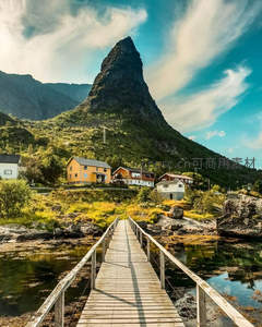 木桥通向山脚彩色村落