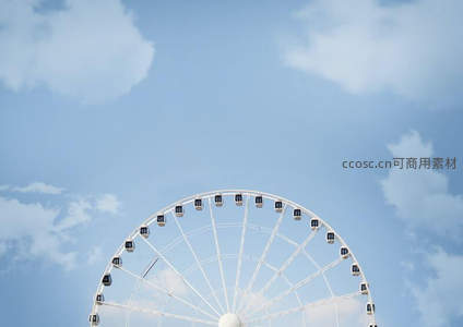 蓝天白云下的摩天轮局部特写