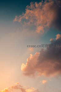 夕阳为云朵镀上温暖金边
