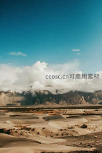 沙漠丘陵连绵起伏，云雾缭绕山巅