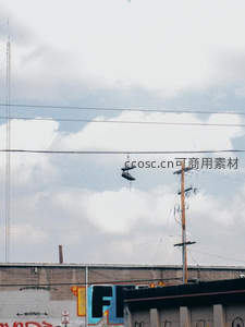 电线杆上悬吊旧鞋，城市街头涂鸦墙