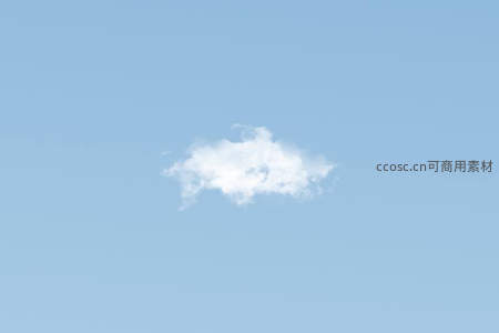 纯净蓝天中一朵孤独的白云飘浮