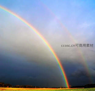雨后田野上空悬挂着壮丽双彩虹