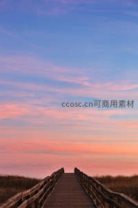 木栈道通向霞光尽头