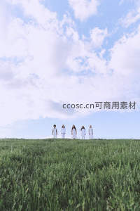 五位白衣少女立于绿野，仰望白云悠悠