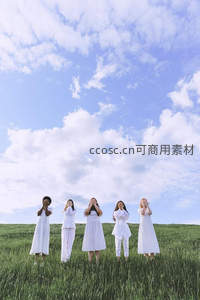 白衣少女田野遮面，蓝天白云作背景