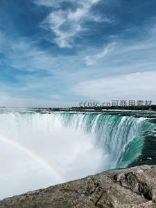 彩虹飞瀑，水雾缭绕壮丽奇观