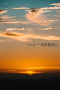 金色日落熔化天际线，云层如丝带飘逸