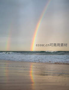 双彩虹横跨海岸映照沙滩