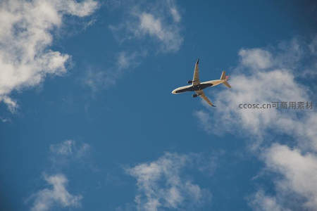 客机翱翔于碧空，划破云层追逐梦想