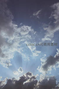 阳光穿透云层洒下圣光，蓝天白云壮丽无比