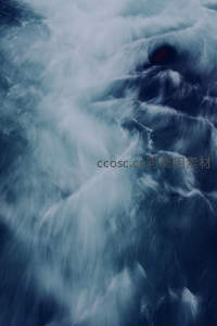 激流奔涌如丝绸飘舞，水流动感模糊展现力量