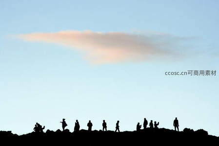 山巅剪影人群，仰望晚霞映苍穹