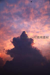 火烧云中巨云团，飞鸟掠过添动感