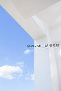 白色建筑几何美，蓝天白云相映衬