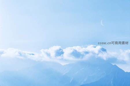 新月如钩，云雾缭绕的远山仙境