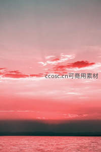 粉红霞光映照湖面，云层如画