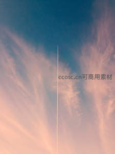 火箭尾迹划破粉蓝交织的天空