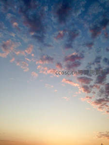 朝霞染云天际线，温柔晨曦破晓时