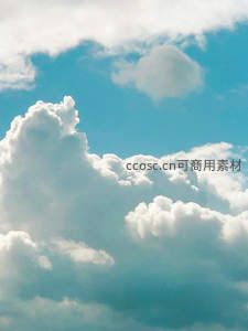 蓬松白云堆叠天际，晴空万里纯净如洗