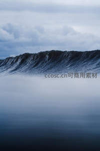 巨浪翻涌压苍穹，云雾缭绕显磅礴