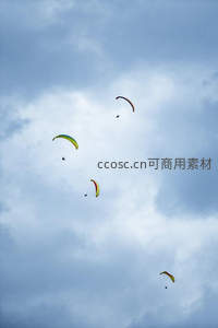 彩色滑翔伞翱翔，白云深处任逍遥