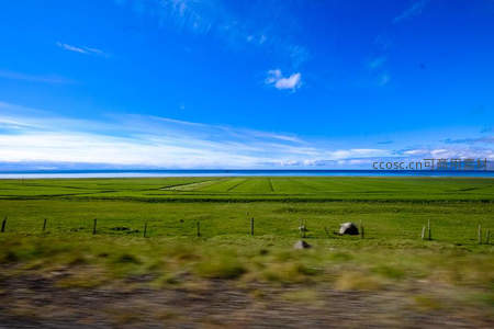 车窗外掠过的田野与海岸线