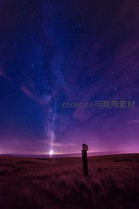 紫夜星空下的旷野路标与银河