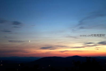 山峦剪影与新月共舞的黄昏时分