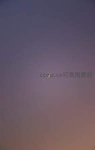 暮色苍穹中一弯新月悄然悬挂