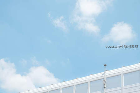 蓝天白云下现代建筑屋顶一角