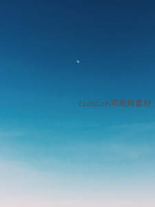 高空中孤月悬于渐变蓝幕之上