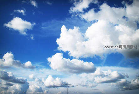 蓬松白云点缀湛蓝晴空之景