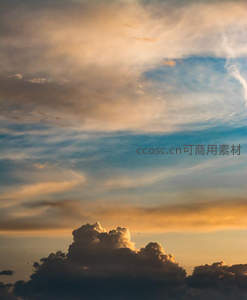 夕阳余晖染金云层映衬暮色