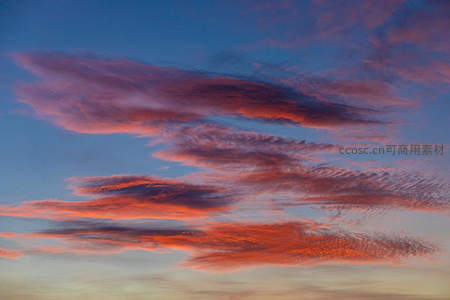 晚霞染云层，天空如画卷般绚烂