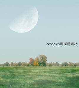 巨大月亮悬于秋日草原上空的奇幻景象