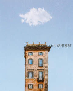 复古建筑顶端漂浮一朵洁白云彩