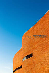 红砖建筑曲线美，蓝天映衬