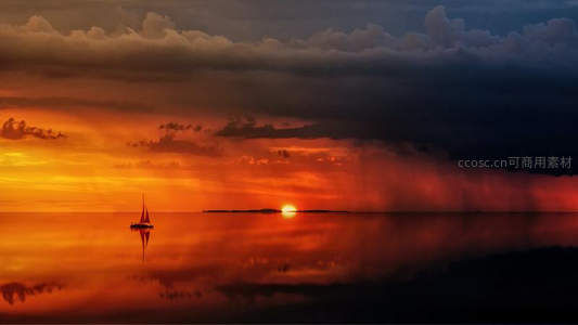 落日熔金染海天，孤舟剪影伴霞归