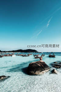 碧海白沙舟点点，礁石之上享清风