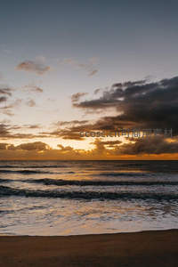 金色夕阳洒满海面，云层如画