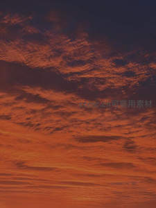 燃烧的晚霞染红天际云海