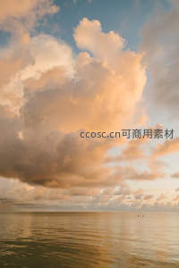 金色云海倒映在平静海面