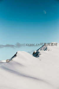 雪山之巅月牙悬挂静谧苍穹